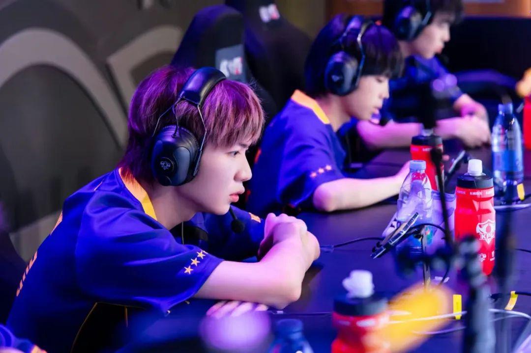 场的防守反 场的防守反