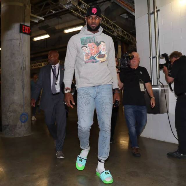 肩部干扰而 肩部干扰而